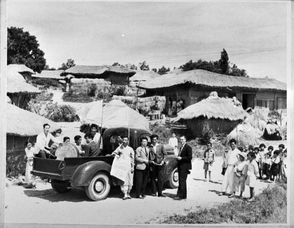 신학생들과 함께 교회가 없는 마을에서 복음을 전하는 감의도 선교사(1950년)