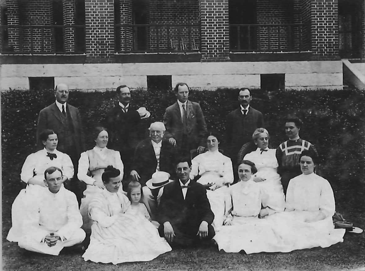 1909년 해리스 감독과 함께 한 내한 감리교 선교사들(첫줄 가운데 기이부 선교사, 둘째 줄 좌측에서 두 번째 아내)