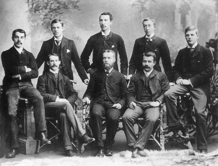 1884년 코필드 그래머 스쿨의 교사들과 함께 한 교장 데이비스 (앞줄 가운데)