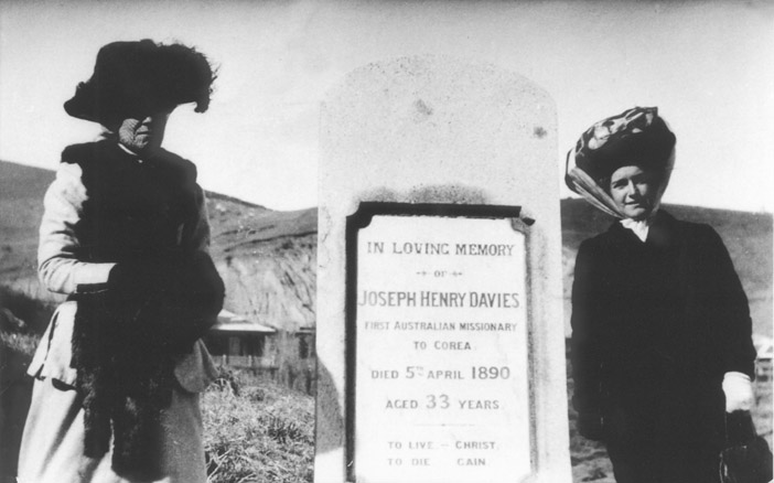 1910년 부산에 묻힌 데이비스 선교사 묘비 앞에서 제수 J. Davies와 조카 마가렛(우측)