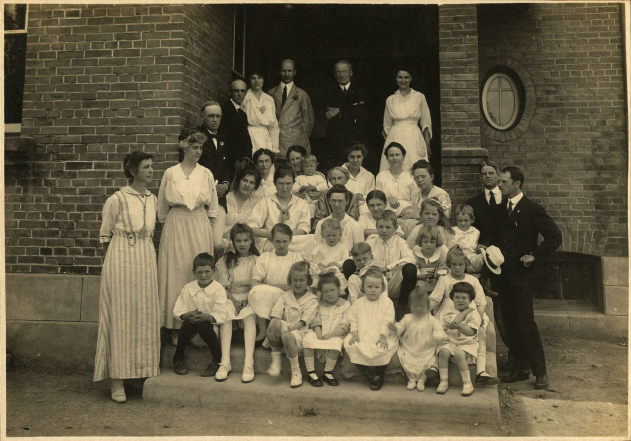 1917년 대구선교부 선교사 가족들과 함께(맨 윗줄 좌측에서 두 번째 어도만 선교사(회색 양복))