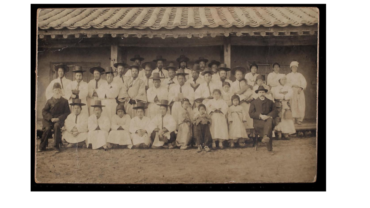 1902년 성경공부반 학생들과 함께 한 존 로스(앞줄 맨좌측)와 그리어슨 선교사(맨 우측)