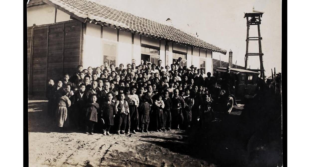 1920년 교회 앞에서 교인들과 함께 촬영한 단체사진(맨 우측 자동차 위에 구례선 선교사)