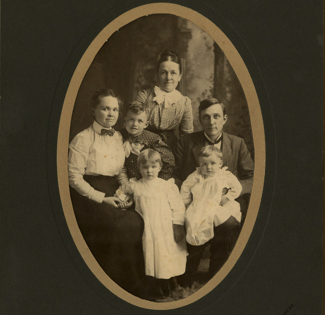이길함 선교사 가족사진 1900년경(The Graham Lee family, about 1900. "Grandma" Webb (Mrs. Lee's mother), Mrs. Lee, Mylo, Mr. Lee, Margaret, Graham Jr. Graham Lee)