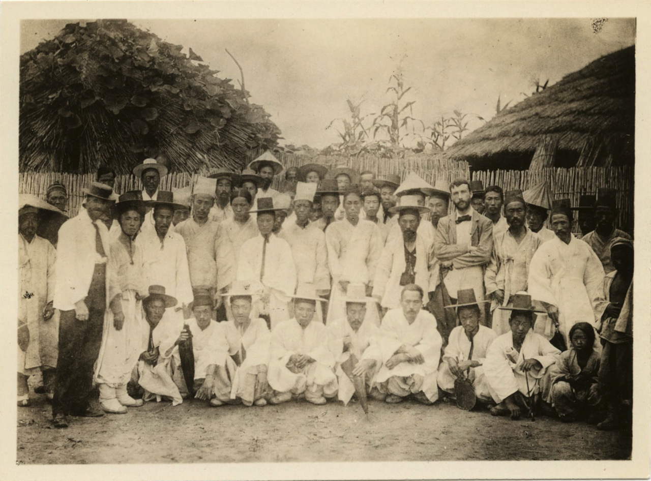 평양을 방문한 Dr. Robert E. Speer 박사를 환송하면서 한국인 교인들과 함께(1897년)(맨 좌측에 모자를 쓰고 서있는 Lee, Graham)