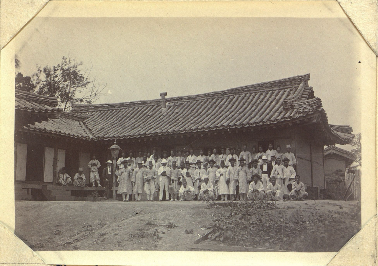 1901년 남자 여름학교 학생들과 선교사들(맨 첫째 줄 좌측에서 5번째 이길함 선교사)