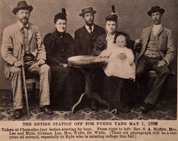 평양 선교부 선교사들과 함께 한 이길함 선교사 가족 (1896. 5. 1)(중앙 이길함 선교사, 아들 Mylo를 안고 있는 아내 Blanche Webb 선교사)