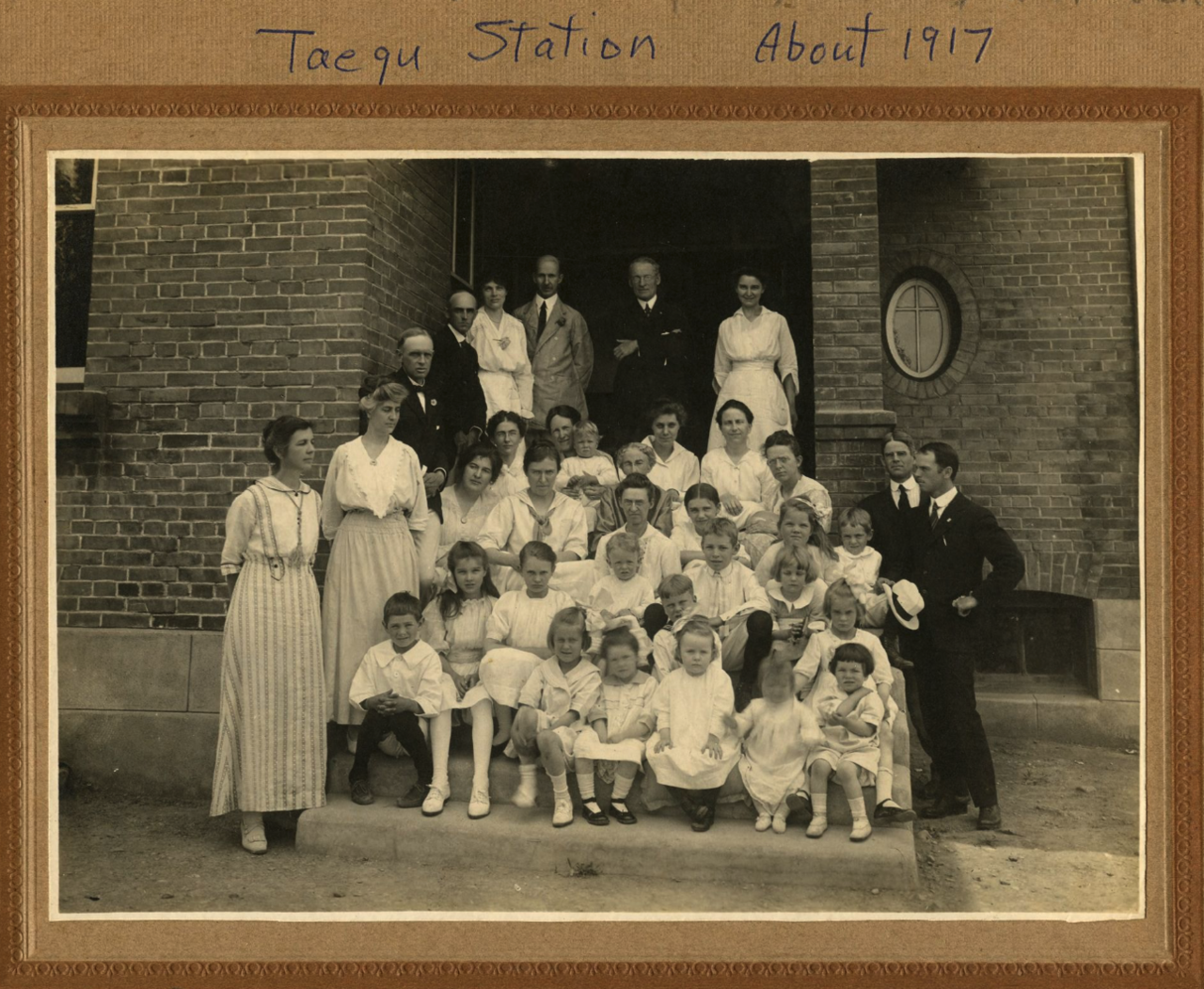 1917년 대구선교부 선교사들과 함께(맨위쪽 가운데 검정양복 입은 이가 안의와 선교사)
