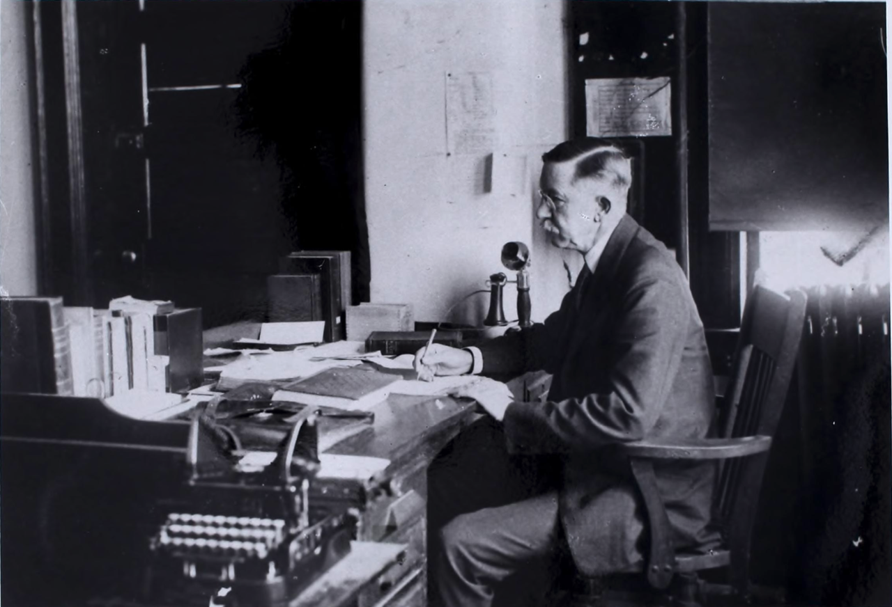학장실에서 집무 중인 평양장로회신학교 초대학장 사무엘 A. 마펫(1923년)