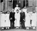 새뮤얼 마펫 선교사와 길선주 목사, 그레이엄 리 선교사(왼쪽 세 번째부터) 등이 평양 장대현교회 앞에서 찍은 사진.