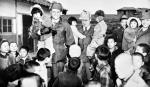 1952년 한국전쟁 당시 방한 중에 고아원을 찾아 어린이들을 안아주고 있는 빌리 그래함 목사.