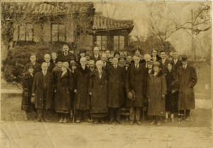 1921년 평양선교부 선교사들의 단체사진
(첫째줄 좌측에서 1-2번째 번하이셀 선교사 부부)