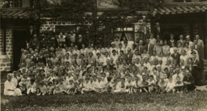 1927년 평양에서 열린 북장로회선교사 연례모임
(네번째 줄 우측에서 6-7번째 번하이젤 선교사 부부)