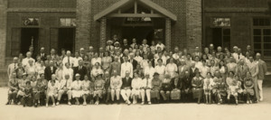 1939년 6월 서울에서 열린 북장로회선교사 연례모임
(첫째줄 좌측에서 5-6번째 앉은 번하이젤 선교사 부부)