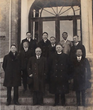 숭실학교 교수들(연도 미상)
(첫째줄 좌측에서 두번째 찰스 F. 번하이젤 선교사)
