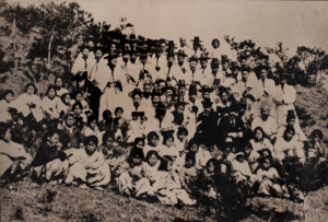 1898년 캐나다 장로회선교부가 미국 북장로회선교부로부터 원산을 이양받을 당시 게일(3째줄 좌측)과 맥래 선교사