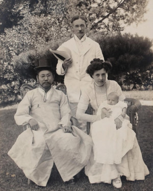 1911년 길선주 목사와 함께 한 게일 선교사 가족(게일, 아내 루이즈, 아들 조지)