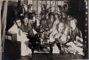 한복을 입은 선교사들의 게일 선교사(맨 앞 좌측) 축하연(1927년)