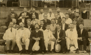 1901년 9월 조선예수교장로회공의회 설립 시 모인 선교사들의 단체사진
(첫째줄 우측에서 3번째 게일 선교사)